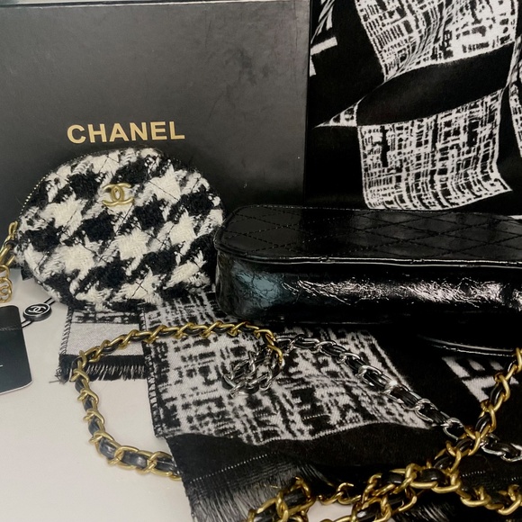 CHANEL BEAUTE MAKEUP CASHMERE & SILK SCARF & CROSSBODY BAG AND CHANGE/ KEY PURSE - Picture 5 of 16